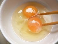 酒でといた片栗粉を卵に加え、箸で切るように混ぜる。<br />