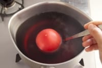 だし、薄口醤油、みりんを鍋に入れてつけ汁にし、沸騰したらトマトを入れ、数秒間トマトを回転させて全体がつけ汁に浸ったら火を消す。