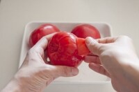すぐにトマトを取り出して冷水にとり、水気を切って皮をむく。つけ汁の粗熱を取る。