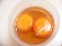 一晩漬け込んだ卵の黄身。<br />
<br />
※漬ける時間は、長くても丸1日程度までにする。<br />