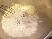 ボウルに小麦粉、片栗粉、ベーキングパウダー、ガーリックパウダー、塩、こしょうを入れて混ぜる。<br />