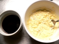 ゆで卵を細かく刻み、他の材料を混ぜる。<br />