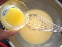 ホットケーキミックス、卵、グラニュー糖、はちみつ、牛乳を入れ、なめらかになるまでかき混ぜます。溶かしたバターを加え、さらに混ぜます。