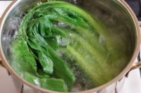 小松菜はよく洗い、沸騰したお湯に根元から入れていき、お好みで30秒から1分ほど茹でます。<br />
<br />
茹で上がったら冷水にとって冷まし、水気を十分に絞ります。<br />
