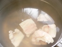 春雨をゆでてる途中、同じ鍋の中に豚肉を入れてゆでる。<br />