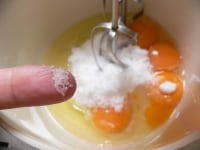 ボウルに卵と砂糖と塩を入れて混ぜる