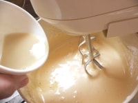 泡立てながら豆乳蜂蜜を少しずつ流し入れ、更にしっかりと泡立てる。<br />
<br />
再び、上から落とした生地のスジがしばらく消えないくらいまで泡立てる。<br />