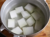 鍋に水、鶏ガラスープを入れ火にかけ、冬瓜を加えて、冬瓜が柔らかくなったら、ナンプラーで味をととのえる。 &nbsp;