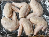 アルミホイルに油を薄く塗り、片栗粉をはたいた鶏肉を並べ、油を表面にまわしかけ、15分～20分焼く。
