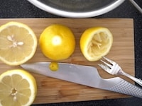 レモンを半分に切り、ボウルとストレーナーを重ねた上で レモン果汁を絞り、種は取り除きます。<br />
<br />
皮も取り除いて、安定がいいようにレモンの底の部分を平らに切り取ります。