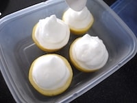用意しておいたレモンの皮、残りはプリンカップなどに入れ、冷凍庫で冷やし固めます。