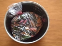 野菜を密閉袋に入れ、冷蔵庫で1日半漬けたところで、全体が色付いてきました。色づきが甘くても、赤紫蘇の風味はしっかりと付いています。お好みで、もっと漬けてもOKです。