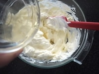 ボウルにクリームチーズを入れておきます。<br />
<br />
粉ゼラチンを大さじ3の水(分量外)に振り入れ、600wの電子レンジに20秒かけて溶かします。クリームチーズに加えて、よく混ぜます。熱いゼラチンを加えるとクリームチーズが柔らかくなり、混ぜやすくなります。