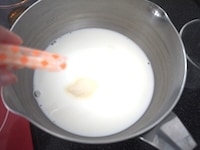 鍋に牛乳、グラニュー糖、粉ゼラチンを加え、泡立て器で混ぜながら、グラニュー糖と粉ゼラチンが溶けるまで中火で加熱します。