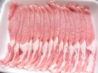 豚ロースの薄切り肉を用意する。<br />