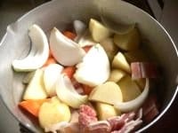 鍋にサラダ油を熱し、じゃがいも、大根、にんじんを1分炒め、玉ねぎと豚肉を入れて軽く混ぜる。 