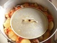 しょうゆ大さじ2とみりんを加えて5分ほど煮、キムチを敷き詰めるようにのせ、落し蓋をして中火で15～20分煮含める。 