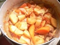 煮汁が殆どなくなり、野菜が柔らかくなればできあがり。器に盛りつけ、鍋に残った煮汁をかける。