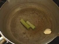 鍋にラードを溶かし、ニンニク、生姜、長ネギを焼く