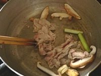 ニンニクと長ネギに焼き色がついたら、豚肉と椎茸を炒める