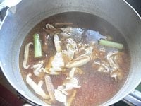 固形スープ、ダシ類、調味料を入れて味を調える。熱々を丼に盛り、食べる直前に万能ネギを入れる。