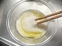 長芋をすりおろし、取り置いた卵白を加え、箸でよく混ぜておく。 付け合せの水菜を5cmに、玉ねぎ、パプリカを細く切り、冷水に浸けてパリッとさせて水を切る。 
