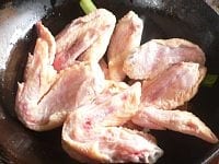 サラダ油を熱し、叩き生姜と長ネギを炒め、手羽さきを炒め焼き
