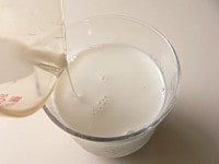 冷たい牛乳を注ぎ、スプーンでよく混ぜていただく。