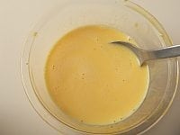 牛乳をボウルに入れ、40秒ほど電子レンジにかけて人肌程度に温める。<br />
<br />
砂糖を混ぜて溶かし、割りほぐした卵とあわせてよく混ぜ、バニラエッセンスを加えてプリン型に流す。