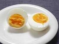 水に取って1分さます。これで、卵黄がオレンジ色の、食べごろの固ゆで卵が完成。裏ごし用ならあと2～3分長く蒸らす。