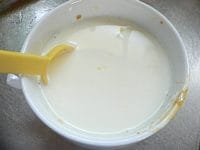 カラメルソースを作った容器に牛乳を入れ、電子レンジで1分加熱する。砂糖を混ぜて溶かす。