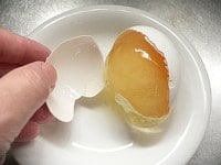 冷凍保存しておいた卵を、室温に40分置いたもの。 殻をむくように割れば、中からシャーベット状の卵が現れる。