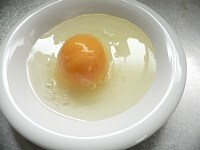 室温に置いて60分後の冷凍卵。卵白はすっかり溶けているが、卵黄は溶け切っていない。