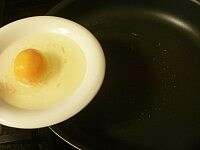 熱したフライパンにオリーブオイルを引き、半解凍の卵を入れて焼く。