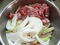 スイカを長さ5cm、幅5mmに切る。玉ねぎは薄切りにし、豚肉は1cm幅に切る。赤唐辛子は半分に折って種を取る。
