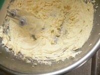 バターをクリーム状になるまで泡立て器で混ぜ、砂糖を加えてふわふわになるまで泡立てる。