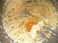 卵を一個ずつ加え、そのつどしっかり混ぜる。塩とバニラエッセンスを加えて混ぜる。