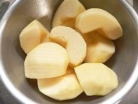 りんごを4等分して皮と芯を取り除き、幅2～3mm、深さ1cmぐらいの切り込みを入れる。ボウルに入れて酢（またはレモン汁）をまぶす。 