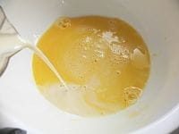 卵をよくほぐして豆乳を加える。塩とコショウを加えて混ぜる。