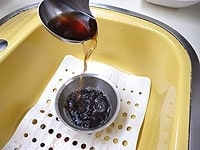 煮汁を玉じゃくしで、すくっては落とすを4～5回ほど繰り返します。空気にふれさせることで色が鮮やかになります。 
