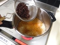 圧力鍋に7の煮汁と水をあわせて440mlをいれます。水を切ったもち米を加え軽く混ぜ合わせ、ささげを上にのせます。 