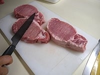 豚塊肉を3等分にし、肉たたきで2cm厚にならす
