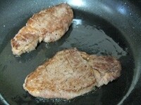 フライパンを強火にかけ、牛脂を入れ、たっぷり脂をひきだします。 肉を入れ、そのまま30秒ほど焼きます。中火に落とし、フライパンを時々ゆすりながら、さらに1分ほど焼きます。<br />
肉にしっかりと焼き色がつき、肉汁が浮いてきたら、裏返します。肉の厚みやお好みの焼き具合にもよりますが、30秒～でレア、1分～でミディアム、2分～でウェルダンが時間の目安です。