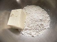 ボウルに白玉粉と豆腐100gを入れる。
