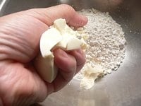 豆腐を手で握って崩し、豆腐に白玉粉を少しずつ取り込むようにこねる。