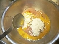小麦粉を加え、溶き卵を加え、水を加えて混ぜる。