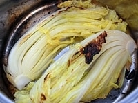 底に白菜の切り口を下になるようにして並べ、葉を焼き付けます。焦げ目がついたら裏に返して同様に焼き付けます。
