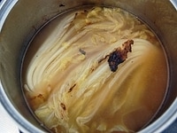 水を加え、沸騰したら強めの弱火にし、15分煮こみます。白菜がくったりしたところで塩を加えてひと煮立ちさせます。器に盛り付けて、たっぷりの黒こしょうをかけてできあがりです。