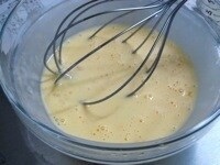 卵を溶いて牛乳を加え、ザルで漉して卵液を作る。パン粉、薄力粉を用意する。