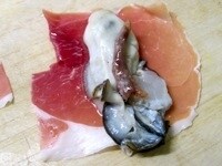 生ハムを牡蠣を包める大きさに切り、牡蠣と1/3程度に切ったアンチョビを載せる。